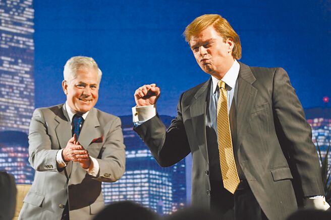 赛巴斯汀史坦（右）在片中精湛诠释川普早年疯狂事蹟。（采昌提供）