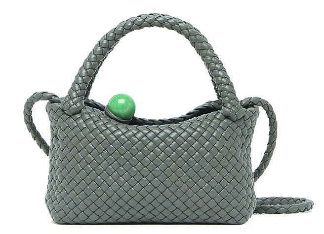 Bottega Veneta TOSCA玉石裝飾編織皮革手提斜背包，24萬7800元。（Bottega Veneta提供）