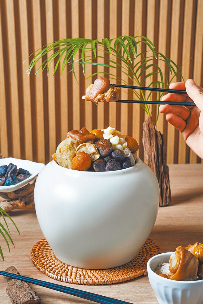 统一时代百货台北店推富锦树食堂「经典台味佛跳墙」，预购价1399元。（统一时代百货提供）