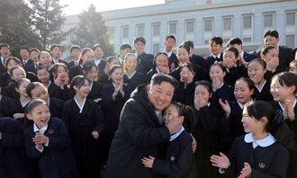 金正恩「抓女童臉貼胸口」 親密熊抱嚇傻其他人