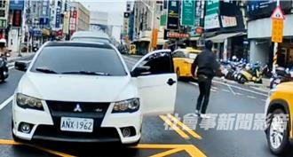 计程车迴转开呛让路 小客驾驶气拿甩棍下车！警：2人都罚