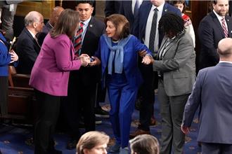 暫別標誌性4英吋高跟鞋！裴洛西重返國會穿平底鞋