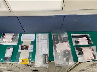 为7000元亮刀枪限制自由 警破门将莽男逮捕送办