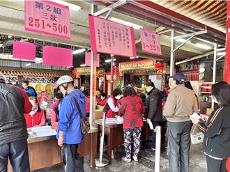 板橋宮廟發放冬令慰問金 2310弱勢家庭受惠