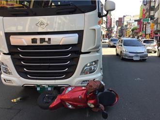 生死一瞬間！機車碰撞聯結車　司機急剎女騎士躲死劫