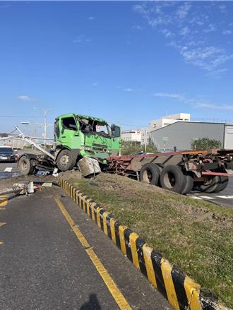 閃等紅燈車輛！台中貨櫃車自撞中央分隔島 駕駛輕傷