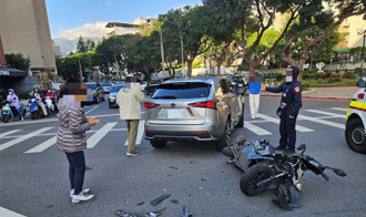 天母車禍！轎車左轉撞上直行機車 騎士擦挫傷送醫