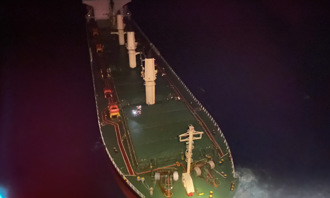 貨輪鵝鑾鼻外海起火！ 海巡出動5艦空勤吊掛4傷患送醫