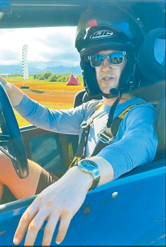 祖克柏戴亨利慕時疾速表飆車