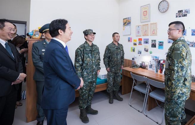 赖总统在顾部长等人陪同下，视导官兵休閒室及寝室。（总统府提供）