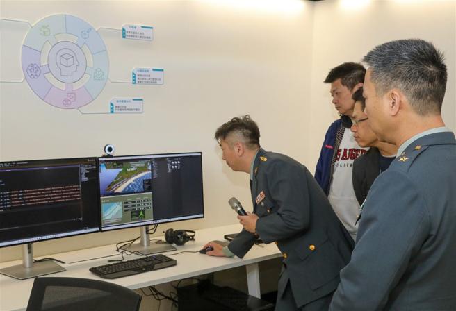  XR实验室配置高阶影像处理工作站，学生可制作3D图像，并运用于军事训练，兼具教育与国防价值。
（记者李采霖摄）