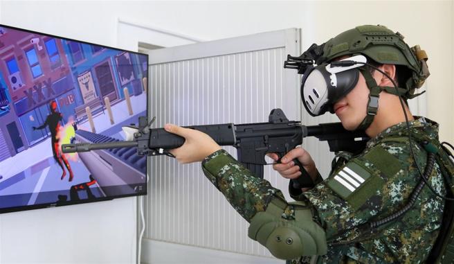  应用艺术学系学生操作XR穿戴式装置，展示科技结合艺术专业，运用在军事的成果。（记者李采霖摄）