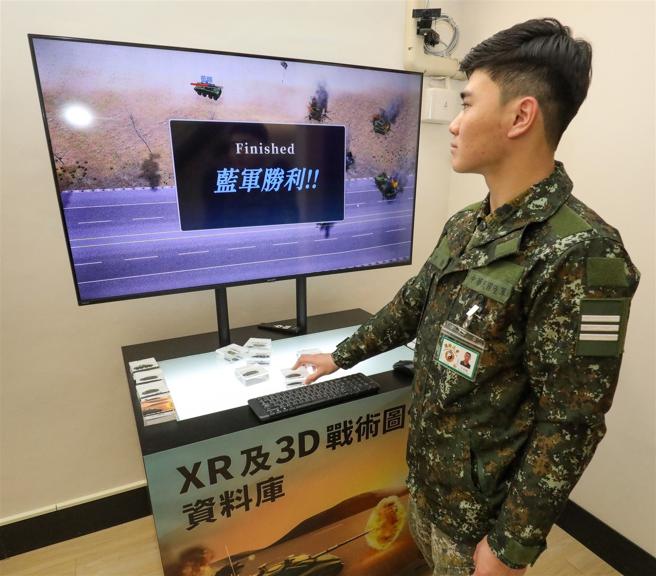  学生制作3D战术图像资料库，并透过AR互动平臺检视成果。（记者李采霖摄）