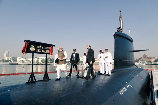 印度海軍將升級現役虎鯊級潛艦，加裝絕氣推進系統（AIP）與配備法製重型魚雷。圖為印度總理莫迪（左1）視導首艦「虎鯊號」（取自莫迪「X」帳號）