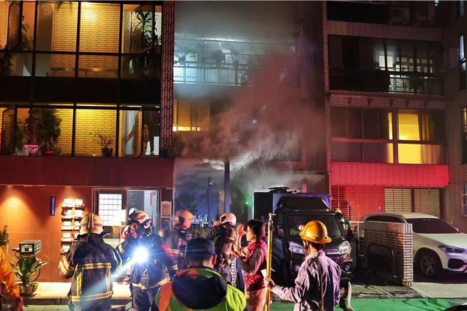 台北市民权东路三段106巷一处华厦1楼公司承租办公室4日凌晨2时许惊传火警。（杜宜谙摄）