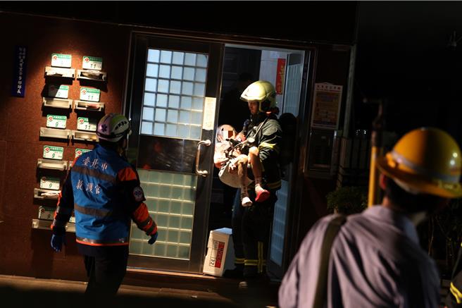 有不良于行的民眾，消防人员以人力搬运将其疏散至安全地点。（杜宜谙摄）