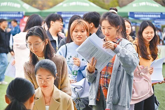 學生求職招聘會。（圖／中新社）