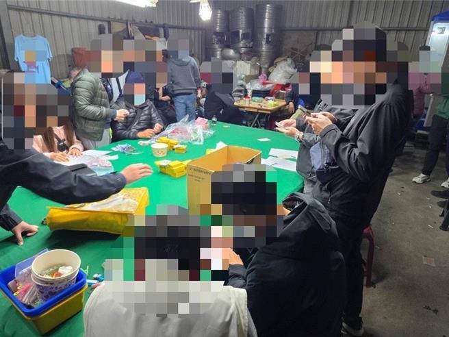 高雄湖内警方于3日凌晨2时50分许破获藏匿于鱼塭工寮内的天九牌职业赌场。（翻摄照片／林瑞益高雄传真）