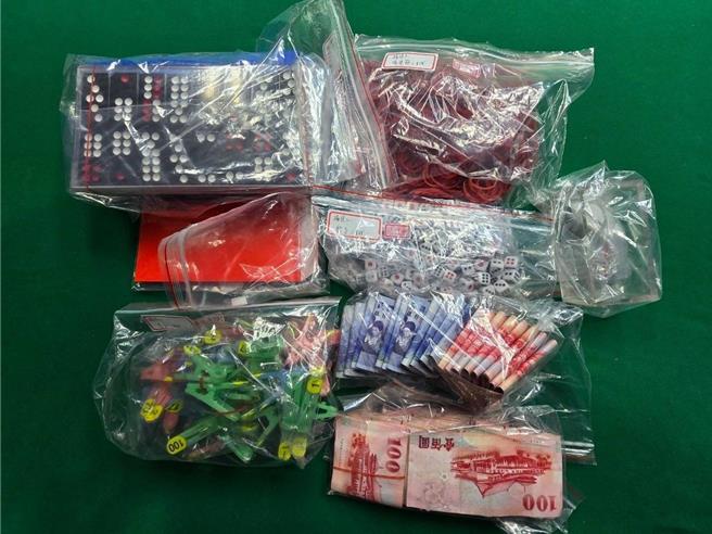 高雄湖内警方于3日凌晨2时50分许破获藏匿于鱼塭工寮内的天九牌职业赌场，图为天九牌赌具、现金等证物。（翻摄照片／林瑞益高雄传真）