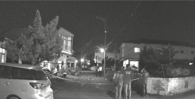 屏东县崁顶乡3日晚间发生凶杀案，苏姓男子遭友人翁男持刀杀伤，送医后不治，警方在现场拉起管制线採证。（屏东小镇资讯提供／罗琦文屏东传真）