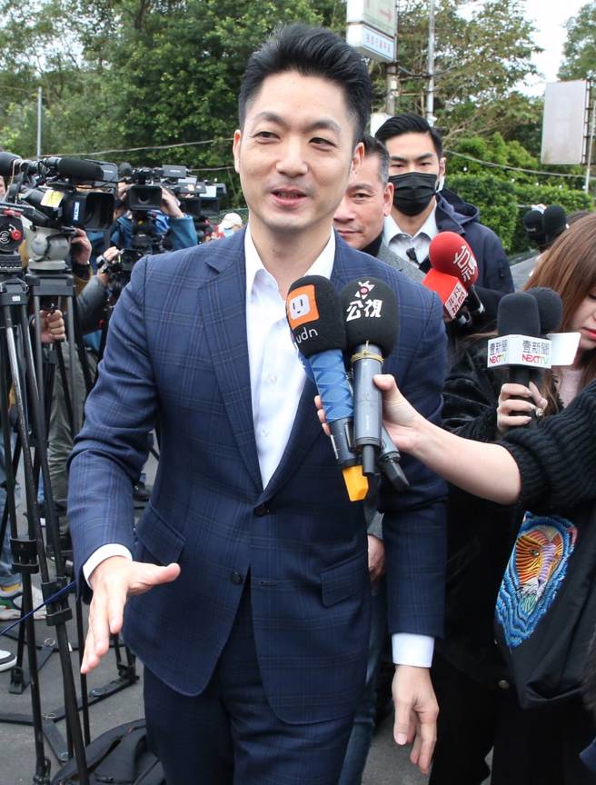 台北市长蒋万安（前）4日参加松山慈惠堂举办的「2025年台北母娘文化季冬令救济暨颁发奖助学金」活动，活动开始前受访。（赵双杰摄）