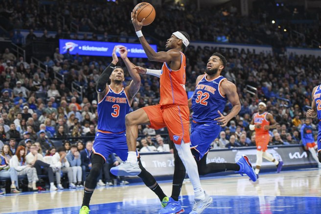 亚歷山大持球快速切入上篮。(美联社)