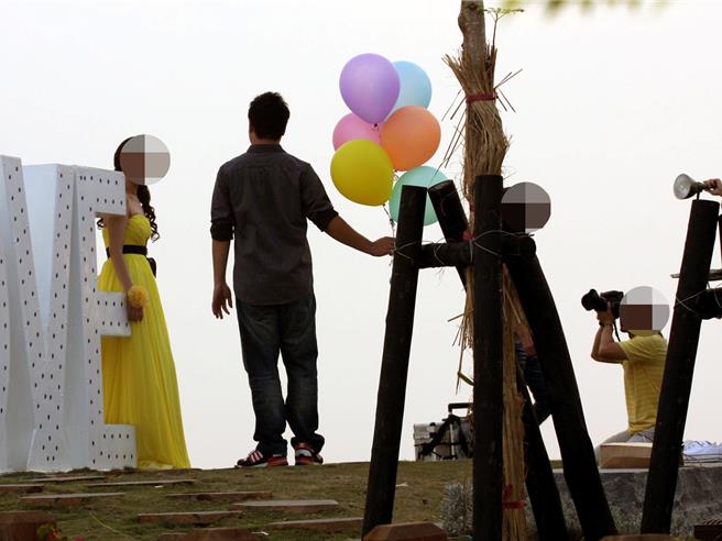 助理变老板小三，还约老板一起拍婚纱照，被元配怒告求偿，高雄地院判赔15万元。（示意图，本报资料照片／郭良杰高雄传真）