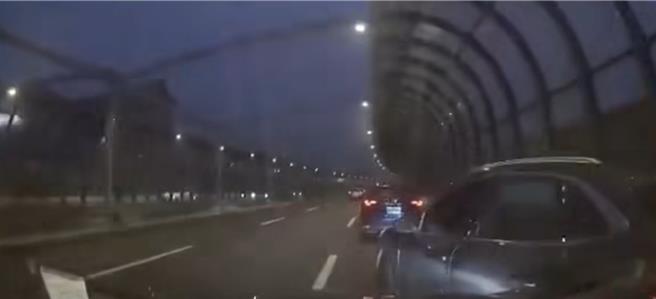 双方在匝道口匯流处发生碰撞。（民眾提供／李京升台中传真）