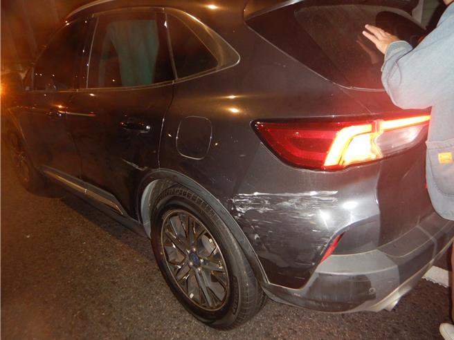 双方车辆都有受损。（民眾提供／李京升台中传真）