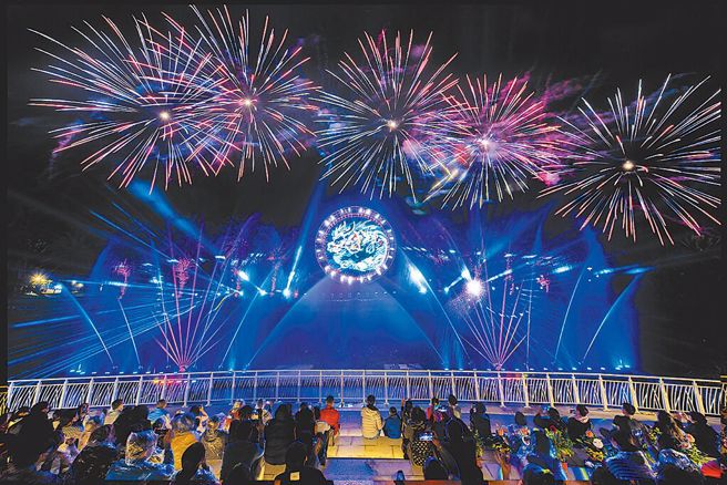 花莲太平洋灯会1／17登场，日出大道百盏花卉灯饰争艶。图为2024年科技主灯秀「云龙戏珠」，结合雷射、灯光、水舞及3D动画展演。（花莲县政府提供／王志伟花莲传真）