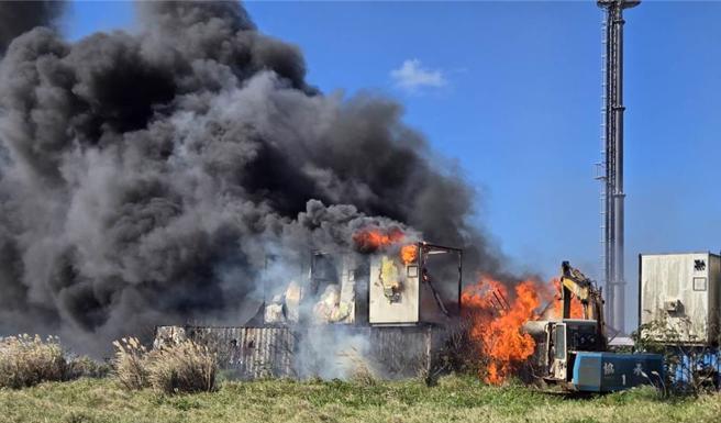 桃園市大園區西濱路三段656巷，台61線約31公里處，4日11時許發生塑膠工廠火警。（民眾提供／廖姮玥桃園傳真）