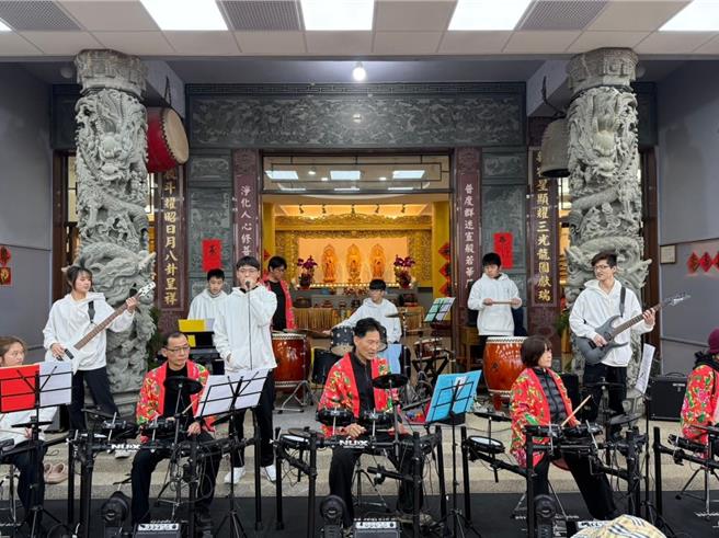 新竹縣愛心物資集發協會邀請專業師資及在地青年教導長者演奏爵士鼓。（新竹縣府提供／邱立雅竹縣傳真）