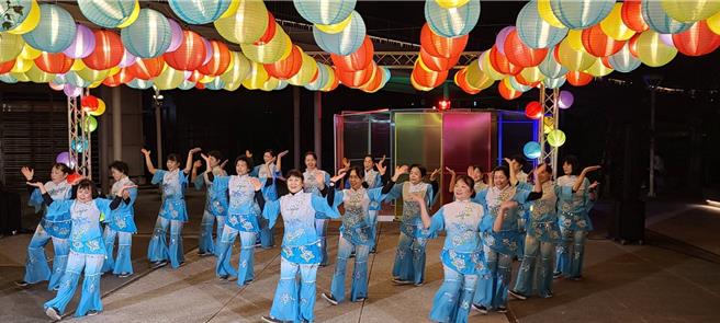 苗栗縣政府文化觀光局自1月3日至12月31日，每周五、六晚間7至8時，於苗栗後火車站西站外廣場舉辦藝文展演，並於春節期間（1月29日至2月2日）加碼安排精彩表演。（苗栗縣文化觀光局提供／呂麗甄苗栗傳真）