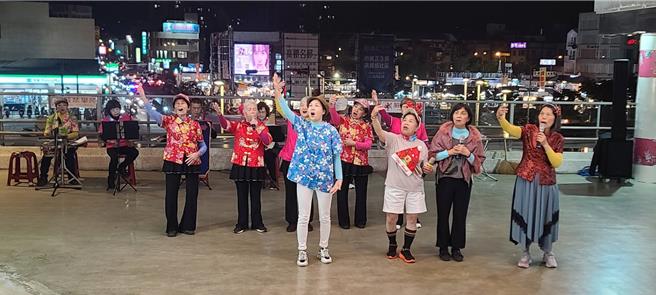 苗栗縣政府文化觀光局自1月3日至12月31日，每周五、六晚間7至8時，於苗栗後火車站西站外廣場舉辦藝文展演，並於春節期間（1月29日至2月2日）加碼安排精彩表演。（苗栗縣文化觀光局提供／呂麗甄苗栗傳真）