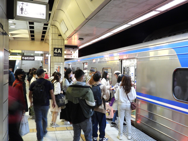 一名女网友昨天买台铁便当，上火车发现没拿到筷子，传简讯向客服人员求助，最后顺利吃到便当。（台铁提供）