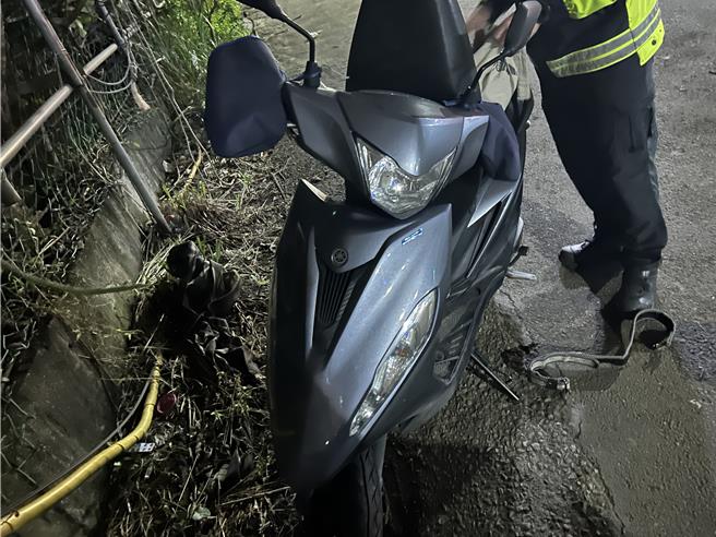 骑士辗压钢条后摔飞倒地。（淡水警分局提供）