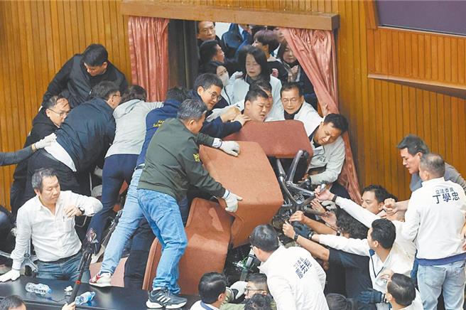 立法院朝野对峙严重，图为院会审查法案时蓝绿衝突画面。（本报资料照片）