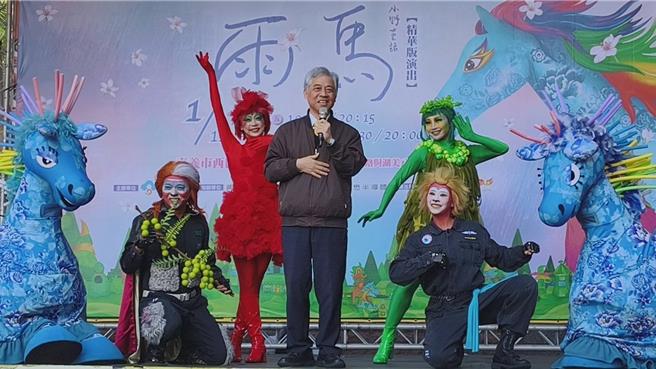 客委會副主委范佐銘4日宣布紙風車劇團將在嘉義市演出《雨馬》童話劇。（廖素慧攝）