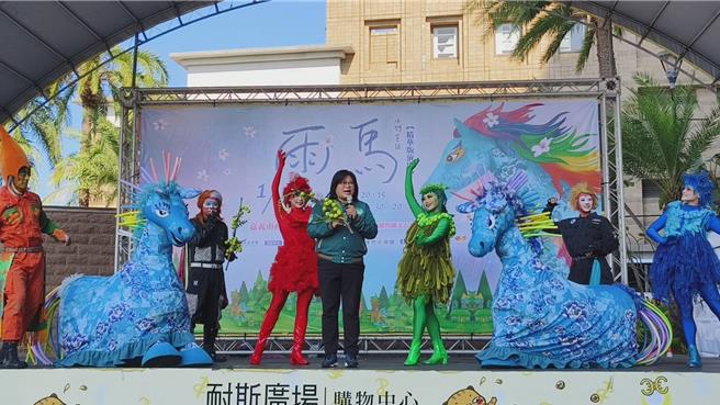 立委王美惠邀請大家觀賞紙風車劇團將在嘉義市演出《雨馬》童話劇。（廖素慧攝）