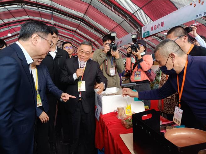 台湾更生保护会4日在台中西屯举行80周年庆，行政院长卓荣泰（左）前往更生人小胖的咸猪肉摊位参观。（陈淑娥摄）