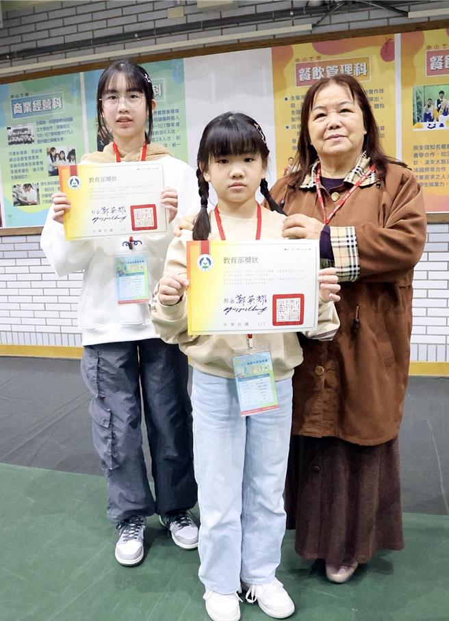 来自非客家籍家庭的管晨妍（左）、管晨希（中）姐妹，受到学校客语口说艺术的吸引，对客语产生浓厚兴趣，这次竞赛拿下客语字音字形特优。（教育局提供／纪爰高雄传真）