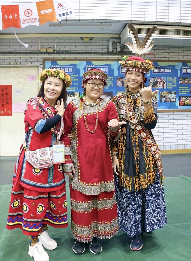 中山国中二年级陈宜萱（右）凤阳国小六年级许语恩（中）分别荣获南排湾语朗读特优国中组与国小组特优。（教育局提供／纪爰高雄传真）