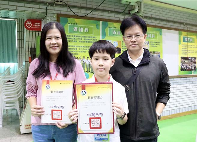 五福国中一年级同学黄子纶（中）从国小就喜欢上国字之美，这次比赛国字与注音2项手写表现优秀，为高雄市荣获国语字音字形国中组特优。（教育局提供／纪爰高雄传真）