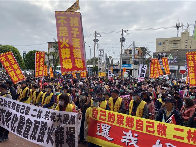 彰化縣政府規畫在芳苑與二林交界設立生命園區，引發周遭鎮民強烈反對，反火葬場自救會4日舉辦遊行求縣府撤案。（民眾提供／馮惠宜彰化傳真）
