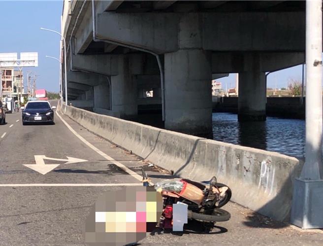 云林县口湖乡84岁吴姓妇人，4日骑机车与傅姓男子驾驶的曳引车发生碰撞，吴女被卷入曳引车底，遭车轮辗过头部惨死。（民眾提供／张朝欣云林传真）