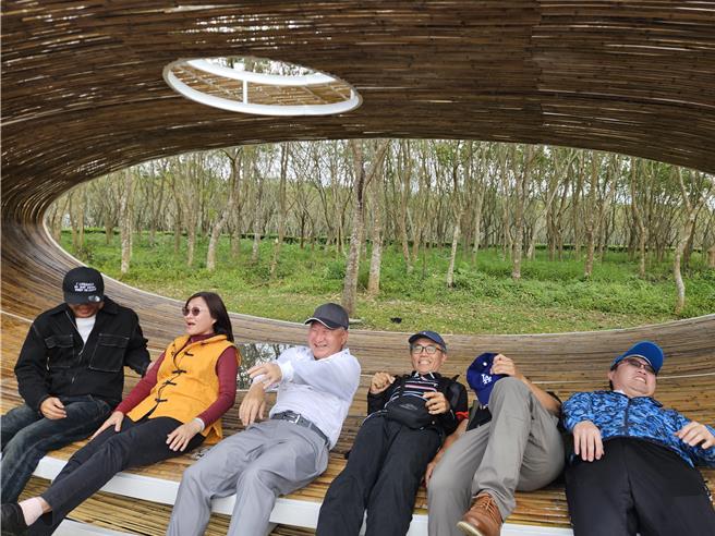 《納》可躺、可坐、可臥，人與自然可以和這項藝術品互動。（羅琦文攝）