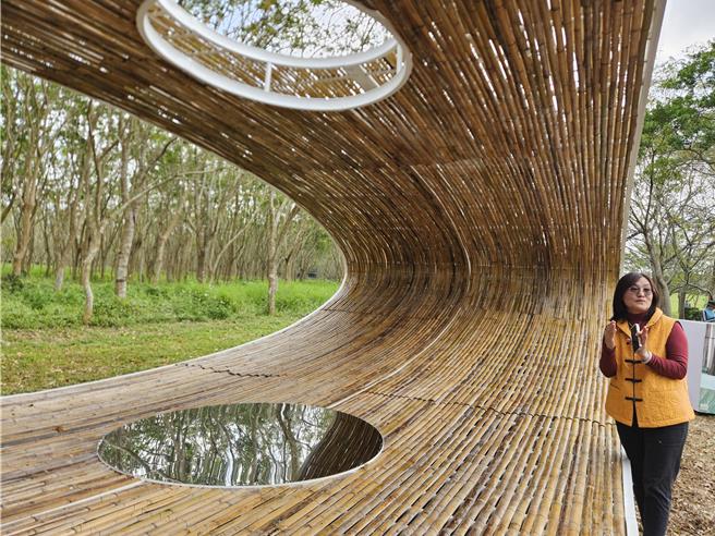 林保屏東分署長楊瑞芬說明設置《納》的緣由，是希望藉由裝置藝術展現竹材的多元運用。（羅琦文攝）