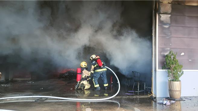 芎林鄉綠獅五街4日下午2時許發生工廠火警，經搶救後於下午3時半火勢控制。（新竹縣消防局提供／邱立雅竹縣傳真）