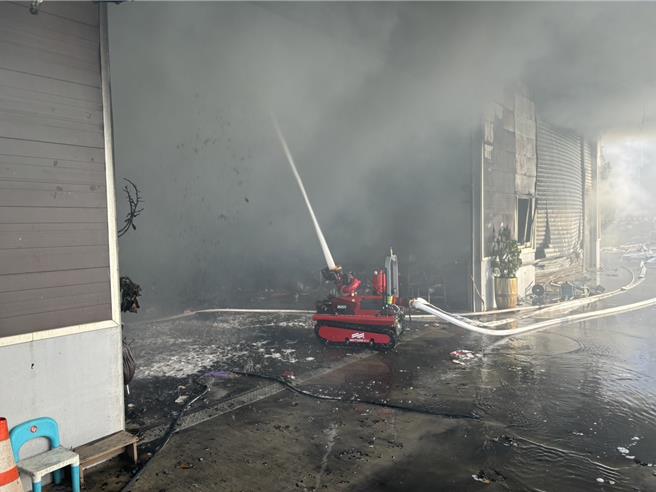 芎林鄉綠獅五街4日下午2時許發生工廠火警，除了消防員及義消前往灌救外，新竹縣消防局也出動救災機器人深入火場滅火。（新竹縣消防局提供／邱立雅竹縣傳真）