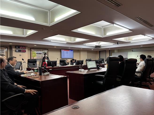 台北市议会交通委员会审议北捷预算，其中针对遗失物处理预算，议员质疑北捷疑似处理消极，可能「暗坎」遗失物。（丁上程摄）